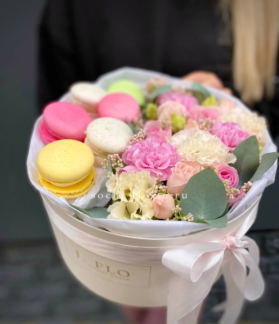 акционная витрина флористической студии с сезонными скидками