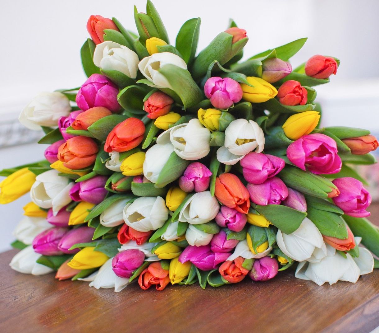 корпоративная композиция с розами и хризантемами для офиса в Стерлитамаке