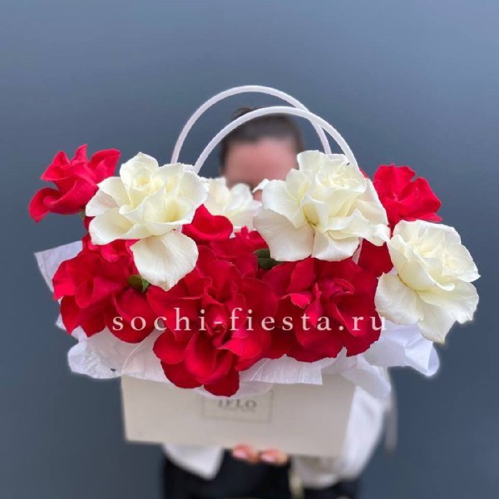 Сумочка  красных и белых роз в Стерлитамаке