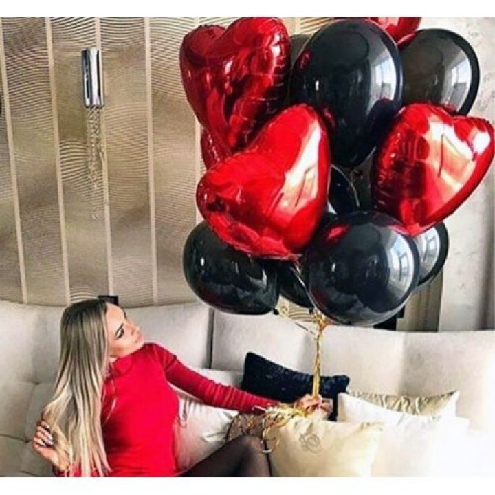 Фонтан из красных сердец с чёрными шарами  в Стерлитамаке