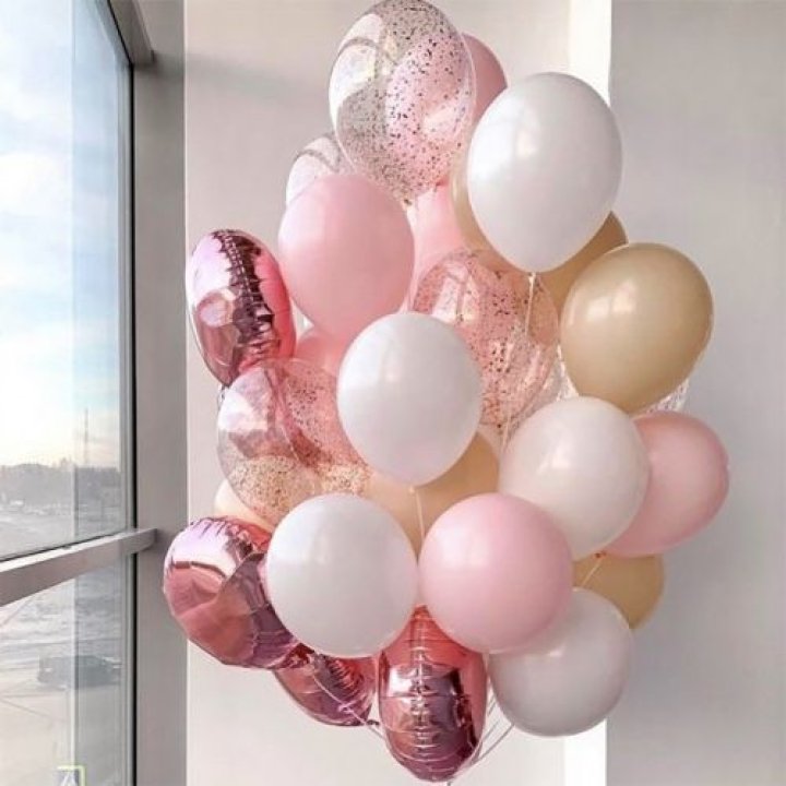 Фонтан шаров розового и белого цветов в Стерлитамаке