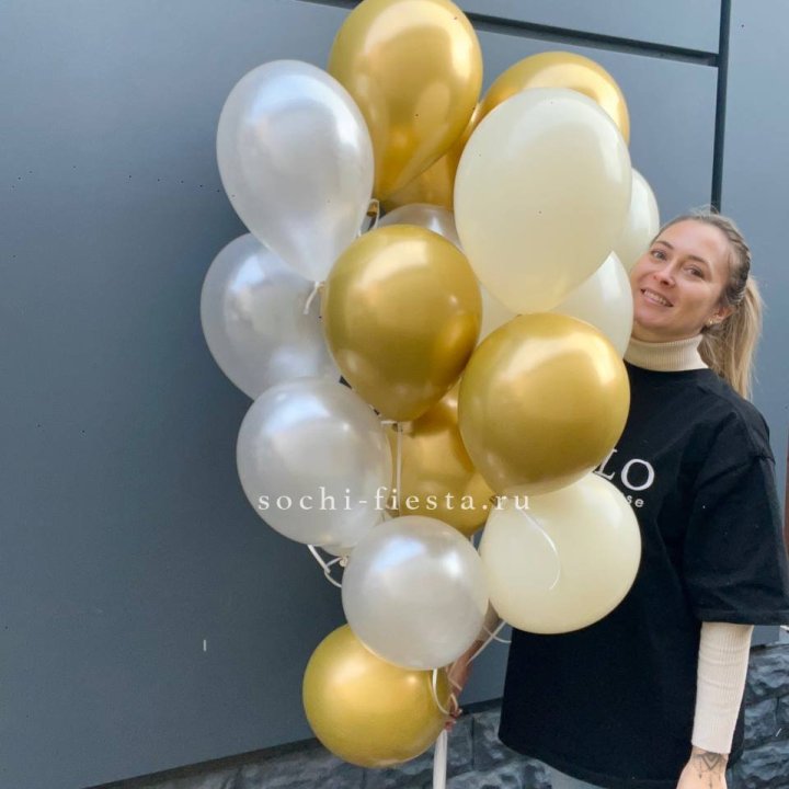 Облако шаров из белого и золотого оттенков в Стерлитамаке