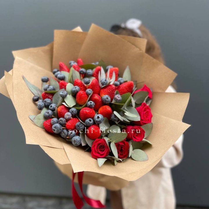Клубника и голубика с цветами в Стерлитамаке