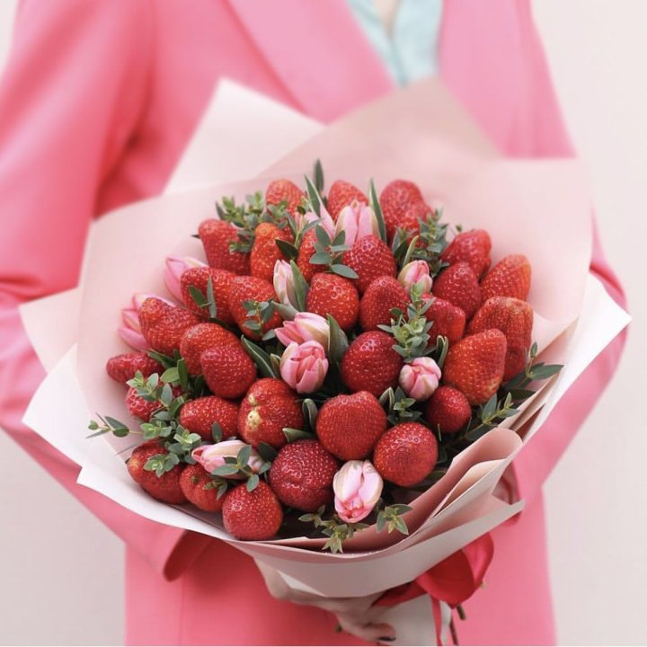 Тюльпаны и клубника в Стерлитамаке