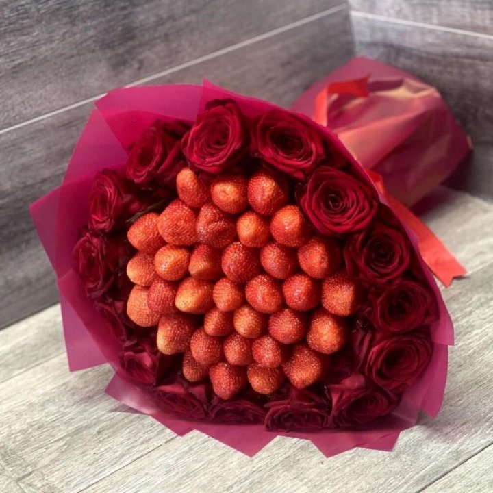 Клубничный букет с розами в Стерлитамаке