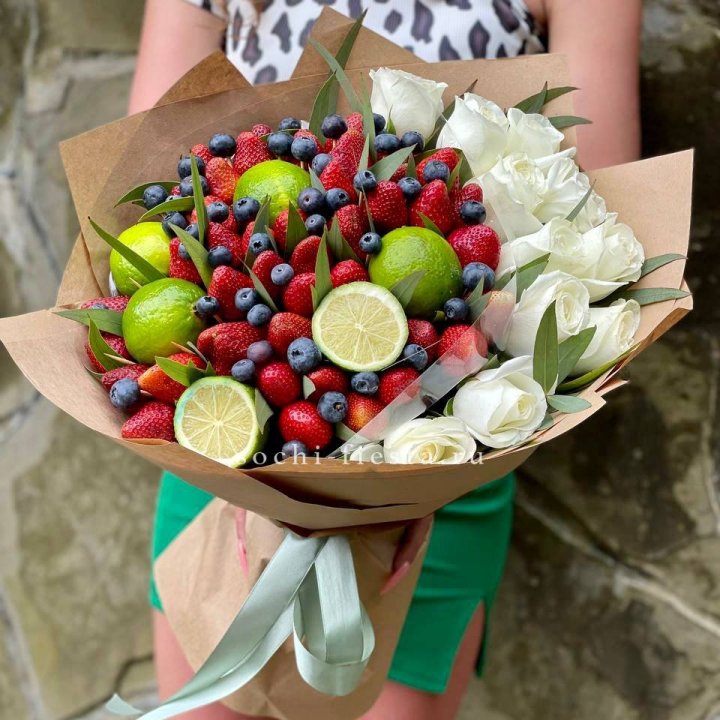 Ягодно-цитрусовый букет с розами в Стерлитамаке