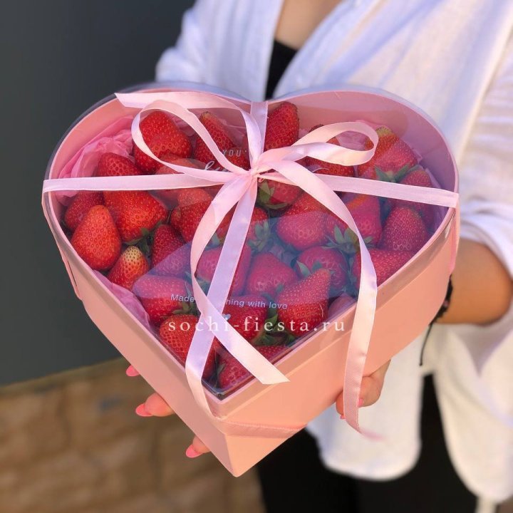 Коробочка сердце  с клубникой в Стерлитамаке