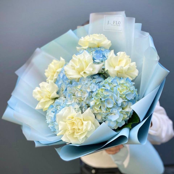  Букет из голубых гортензий и роз  в Стерлитамаке