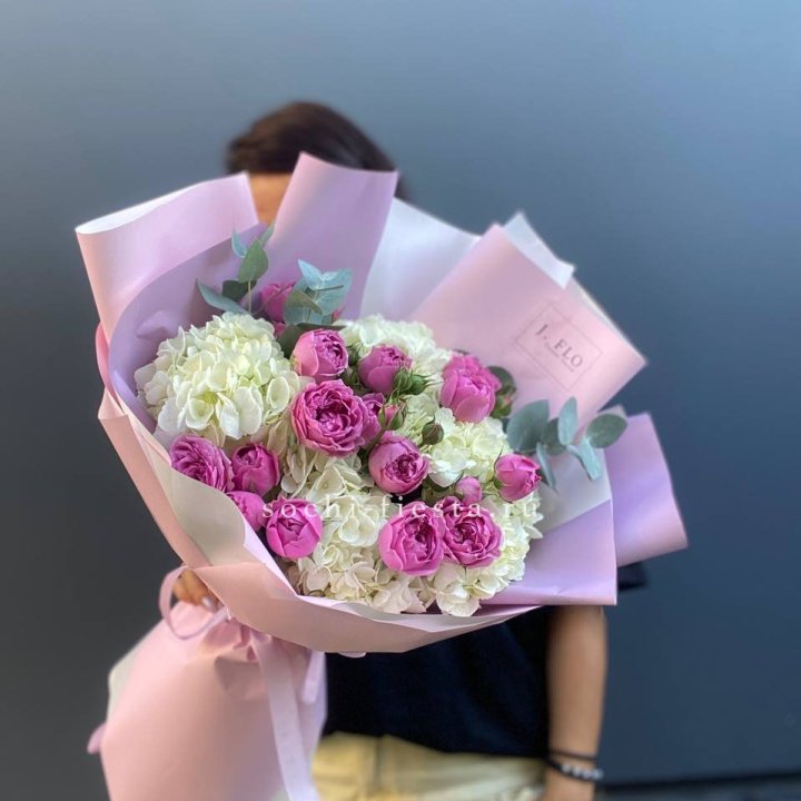 Букет белых гортензий и пионовидных роз  в Стерлитамаке