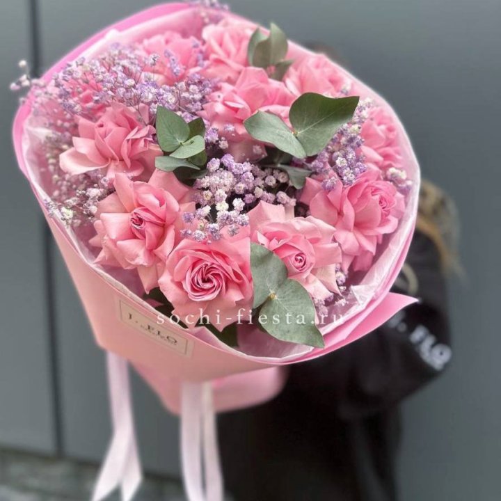 Розовые французские розы с гипсофилой в Стерлитамаке