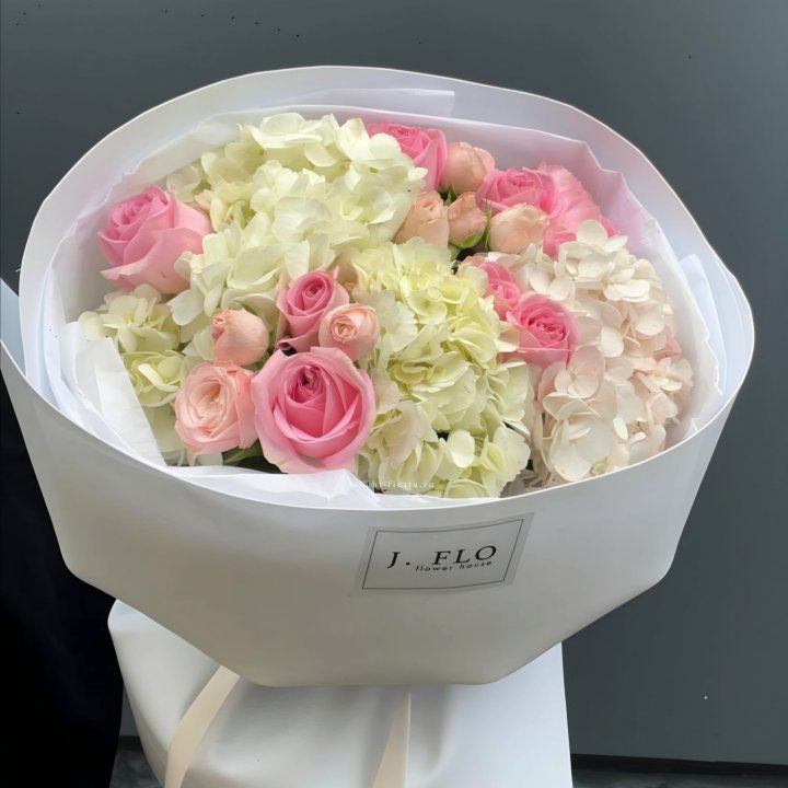  Букет гортензии и роз  "Тиамо" в Стерлитамаке