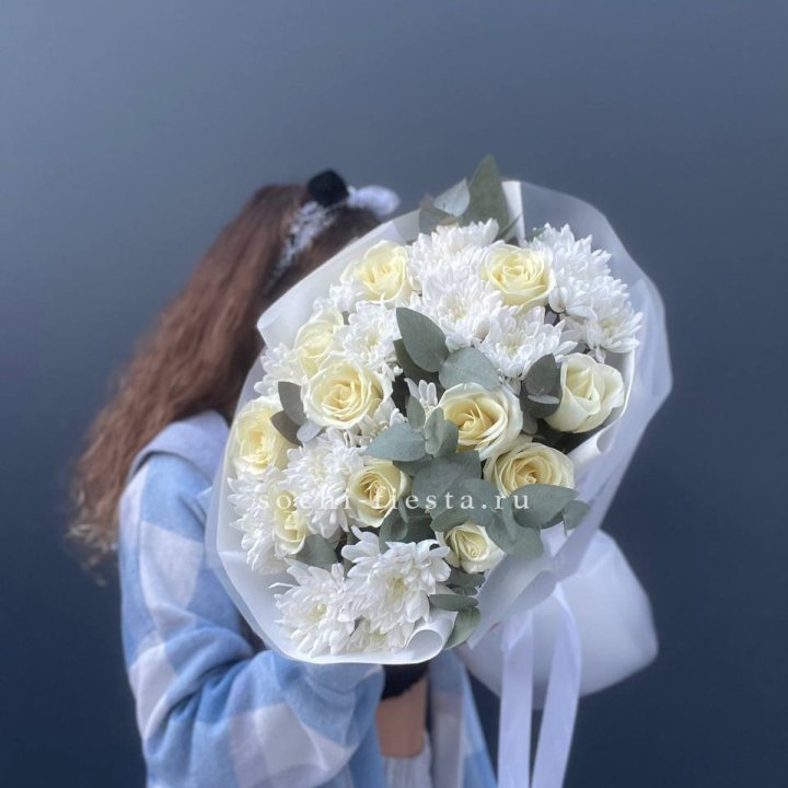 Букет белых роз с хризантемой  в Стерлитамаке