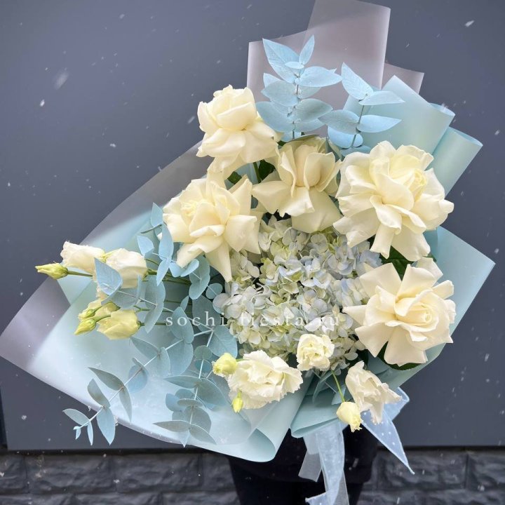 Букет с гортензией и белыми французскими розами в Стерлитамаке
