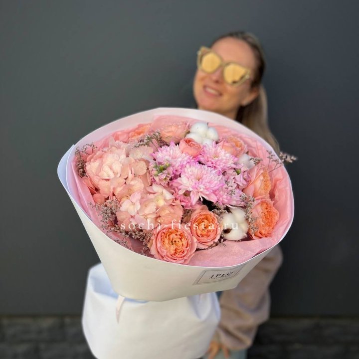 Букет гортензии и кустовых роз  в Стерлитамаке