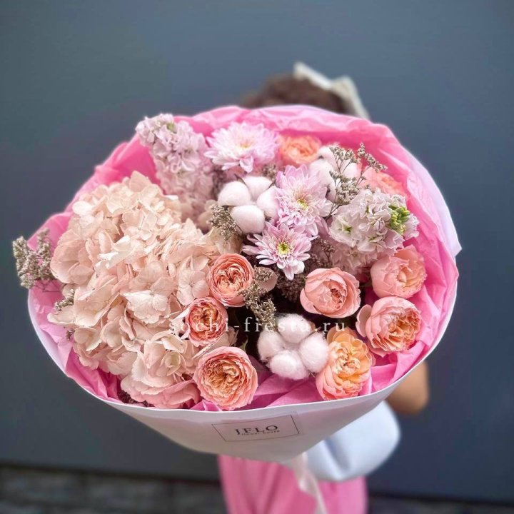 Букет гортензии и кустовых роз "Абрассо" в Стерлитамаке