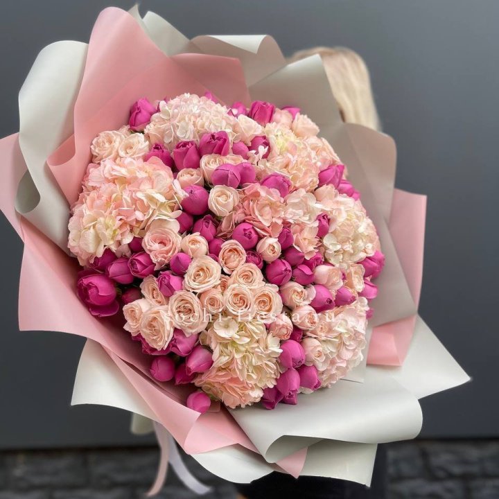 Букет кустовые розы и гортензия в Стерлитамаке