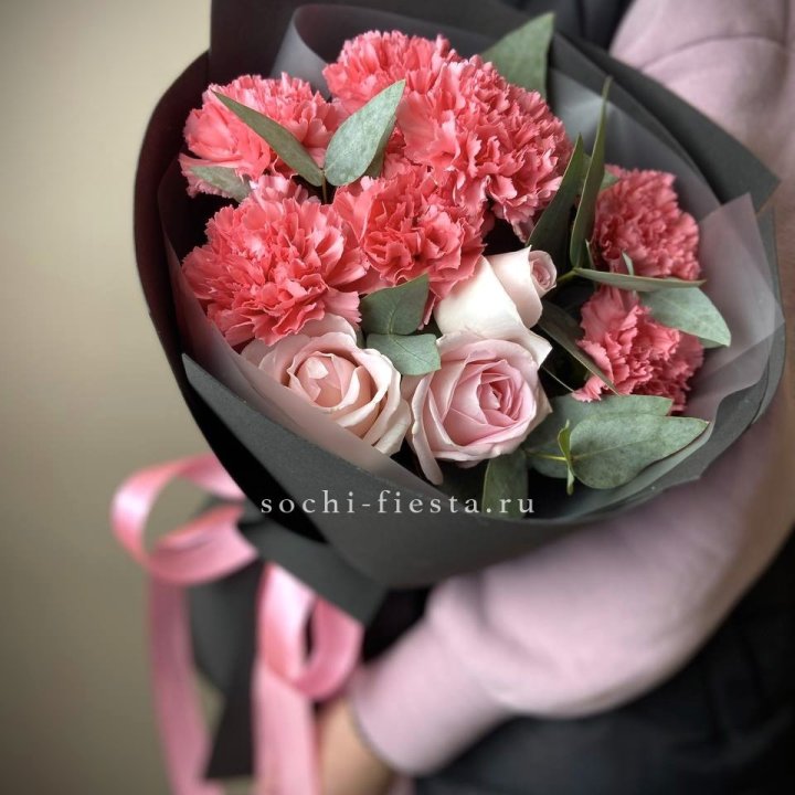 Букет из роз и диантусов "Пенелопа" в Стерлитамаке