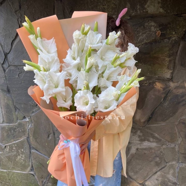 Букет белых гладиолусов  в Стерлитамаке