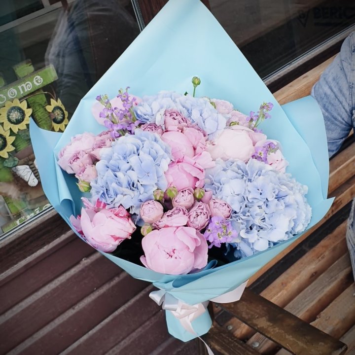Букет с гортензиями "Блубери" в Стерлитамаке