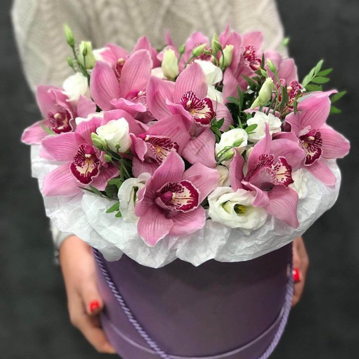 Орхидея и эустома в шляпной коробке в Стерлитамаке