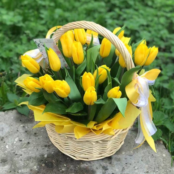 25 желтых тюльпанов в корзине в Стерлитамаке