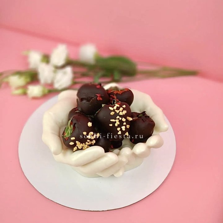 Клубника в шоколаде на шоколадных ладонях  в Стерлитамаке