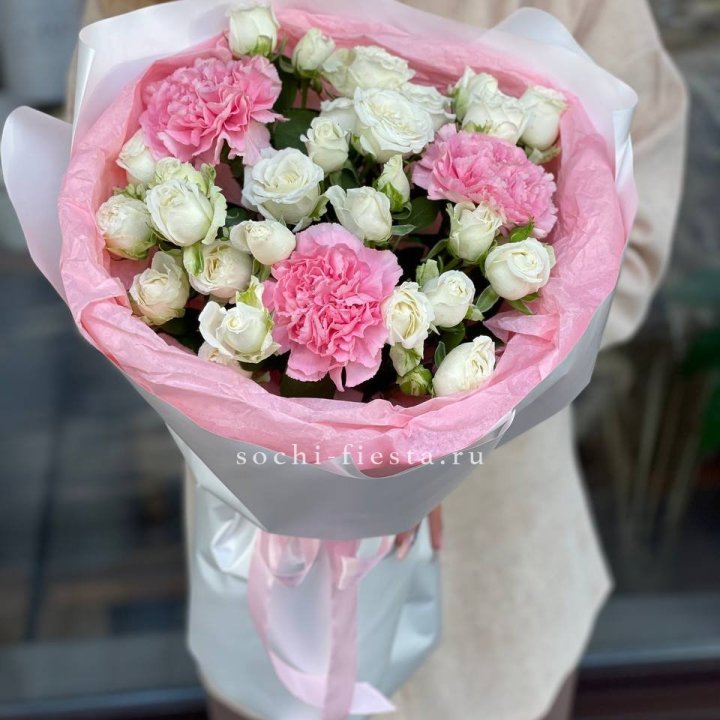 Букет розы с диантусами "Блэш" в Стерлитамаке