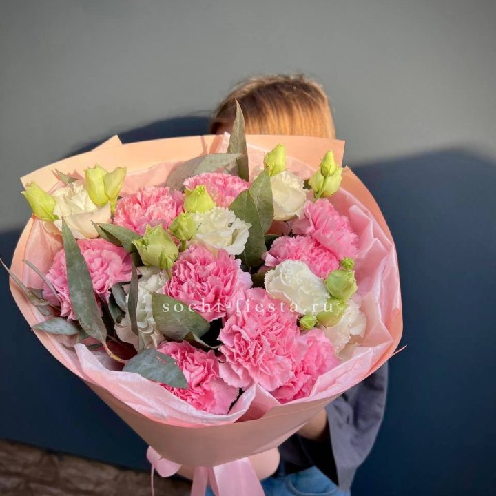 Букет гвоздик и  эустом "Сири" в Стерлитамаке