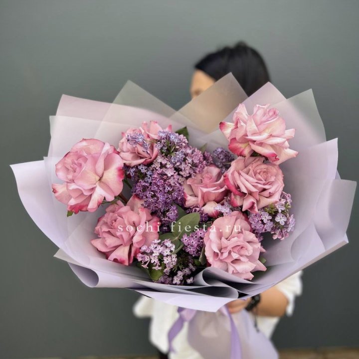 Букет из розовых роз и сирени в Стерлитамаке