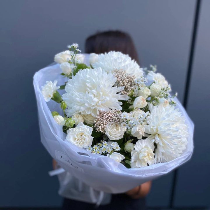 Букет хризантем и роз вайт шотс в Стерлитамаке