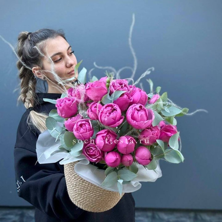 Пионовидные розы  в джутовом кашпо  в Стерлитамаке