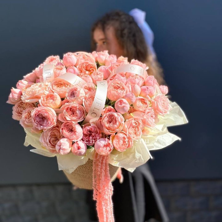 Кустовые розы Джульетта в джутовом кашпо в Стерлитамаке