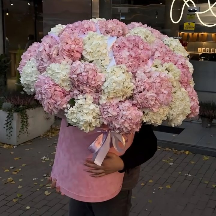 Дизайнерский цилиндр с гортензиями  в Стерлитамаке