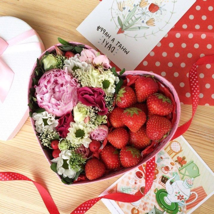 Бокс с клубникой и цветами в Стерлитамаке