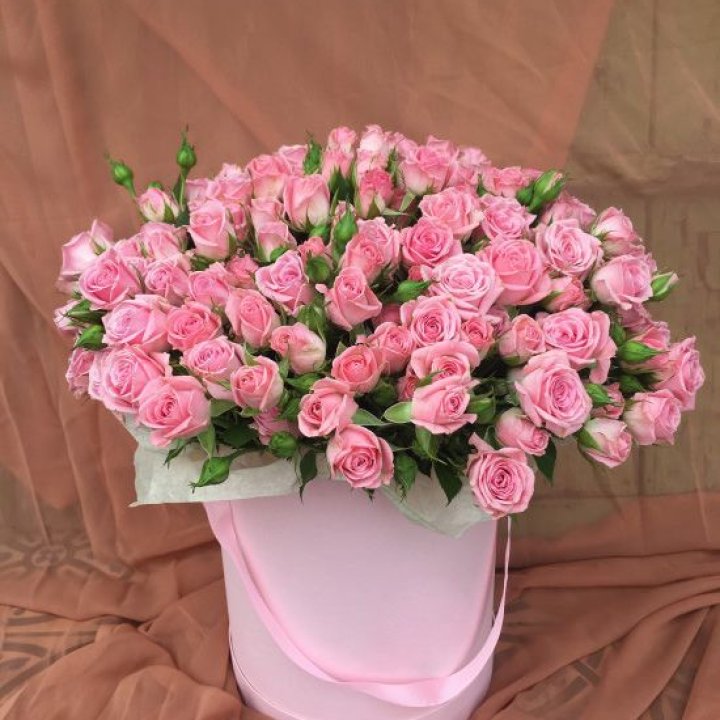 Кустовые розы в коробке в Стерлитамаке