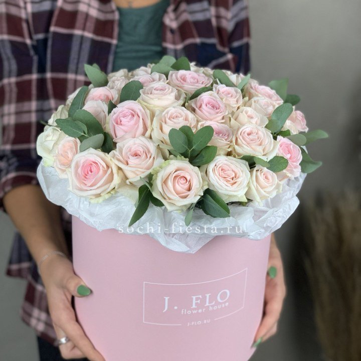 35 розовых роз в цилиндре в Стерлитамаке