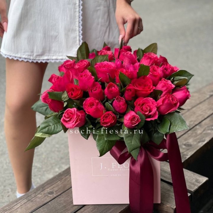 55 алых роз в кубе в Стерлитамаке