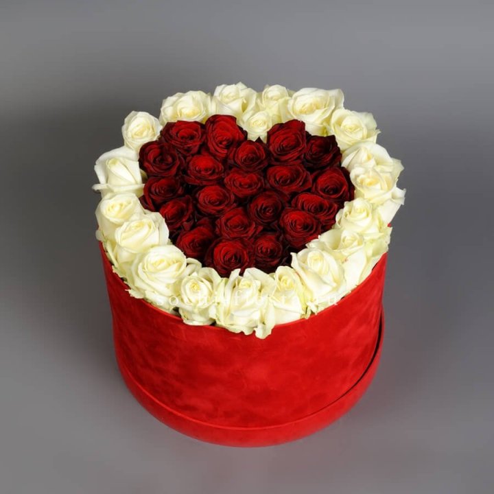 39 красных и белых роз в цилиндре в Стерлитамаке