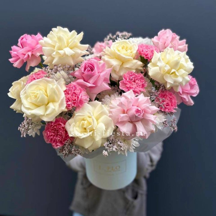 Коробка французских роз и диантусов "Бони" в Стерлитамаке