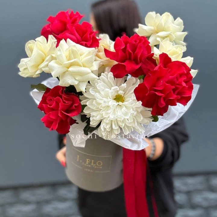 Французские розы с хризантемой в боксе в Стерлитамаке