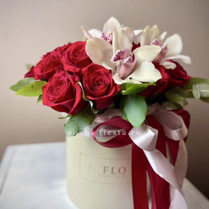 Розы и орхидеи в боксе в Стерлитамаке