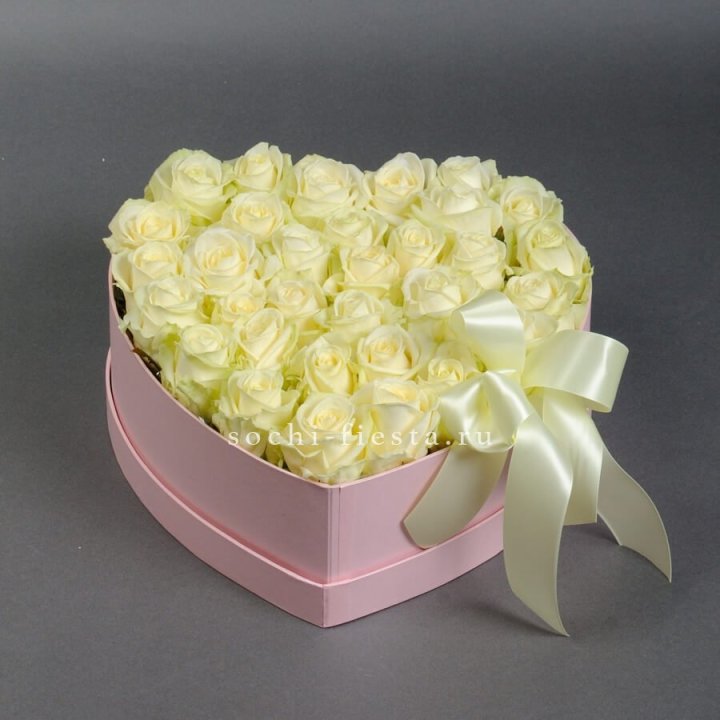 35 белых роз в коробке "Сердце" в Стерлитамаке