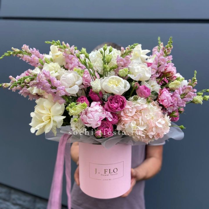 Дизайнерский цилиндр с пионами "Саманта" в Стерлитамаке