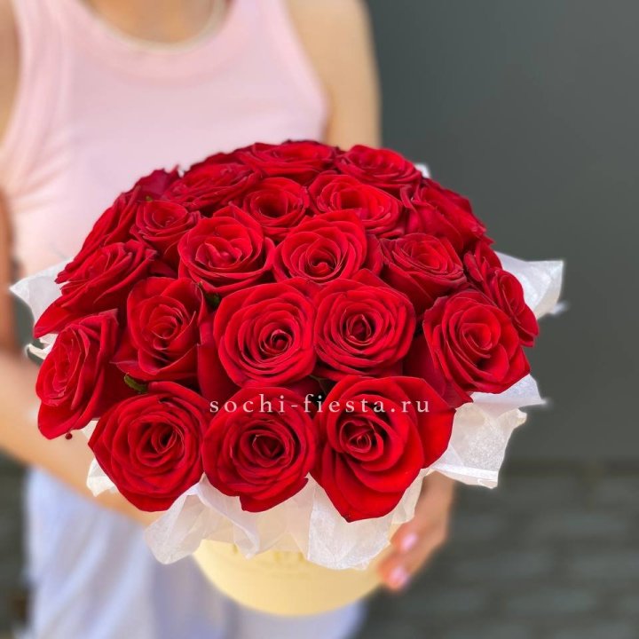 Красные розы в цилиндре в Стерлитамаке