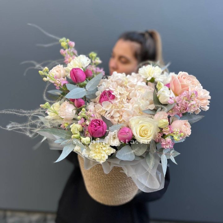 Цветочная композиция в джутовом боксе  в Стерлитамаке