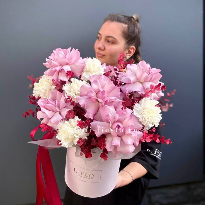 Бокс с французскими розами "Вела вита" в Стерлитамаке