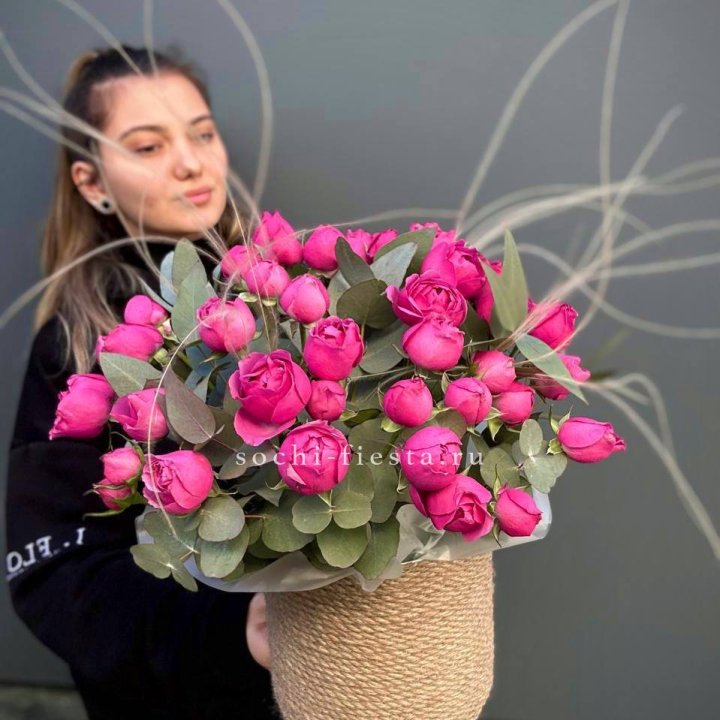 Пионовидные розы Мисти Бабблс в джутовом кашпо в Стерлитамаке