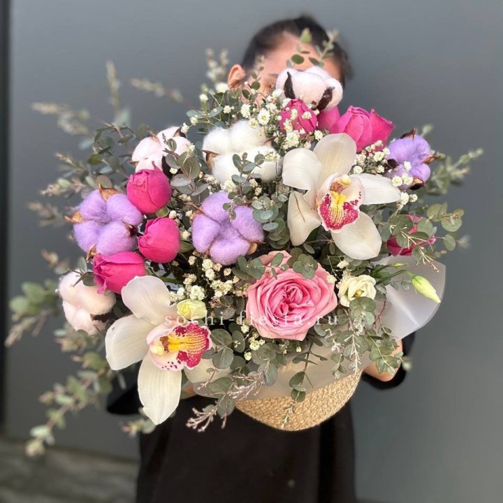 Орхидея и розы в джутовом кашпо в Стерлитамаке