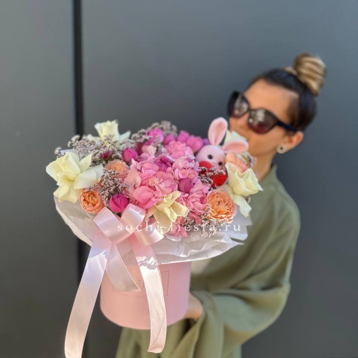 Дизайнерский цилиндр с игрушкой "Лола" в Стерлитамаке