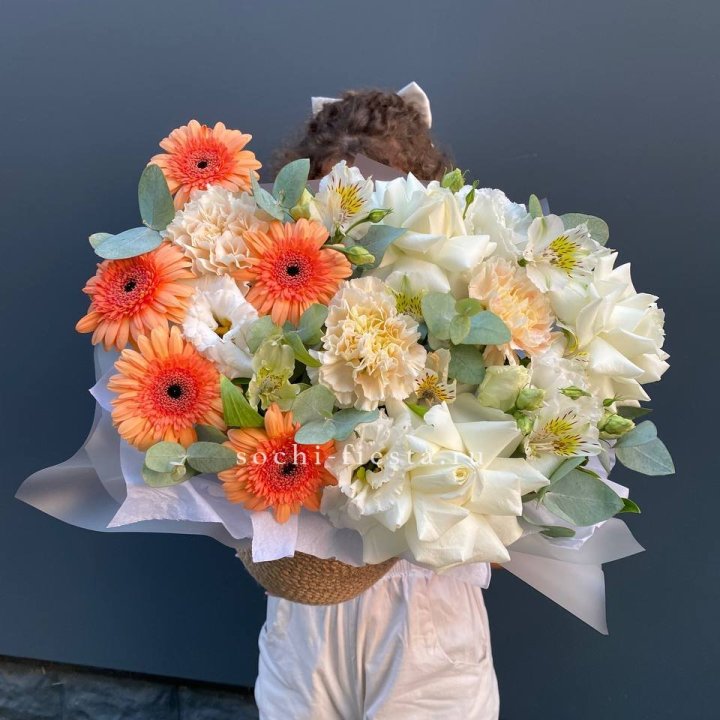 Розы и герберы в джутовом кашпо "Георгино" в Стерлитамаке